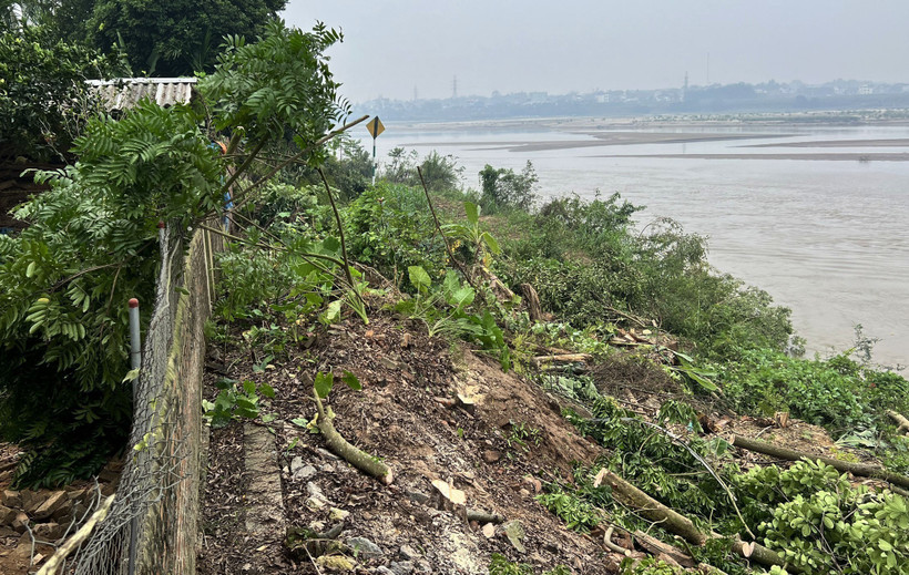 Sạt lở đang uy hiếp tính mạng, tài sản của người dân khu Bồng Lạng, xã Phùng Nguyên. (Ảnh: Tạ Toàn/TTXVN)