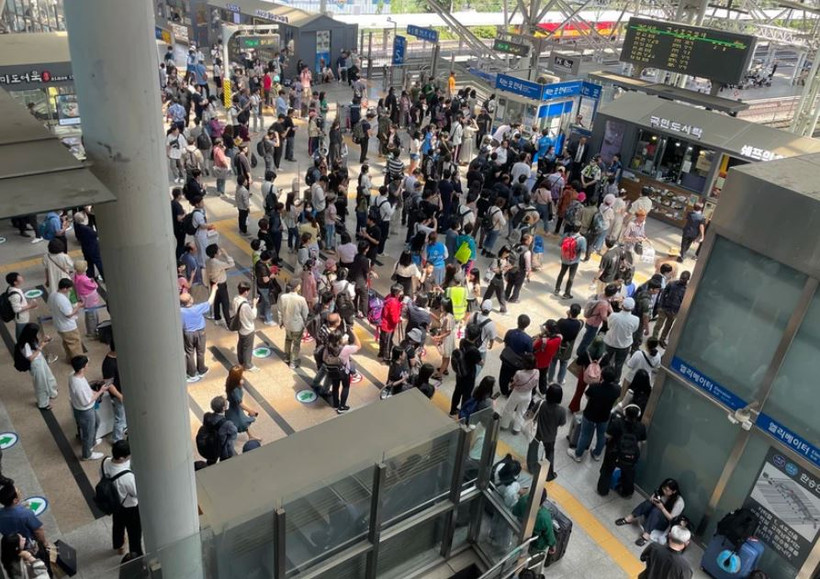 Hành khách tại nhà ga ở Seoul (Hàn Quốc). (Ảnh: Yonhap/TTXVN)