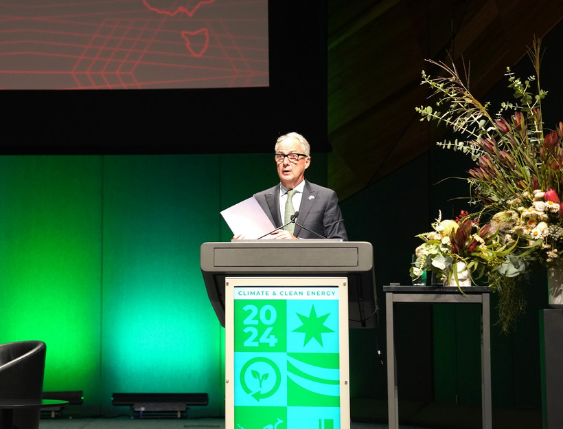 Đặc phái viên về Đông Nam Á của Chính phủ Australia Nicholas Moore phát biểu tại Diễn đàn về khí hậu và chuyển đổi năng lượng sạch. (Ảnh: Lê Đạt/TTXVN)