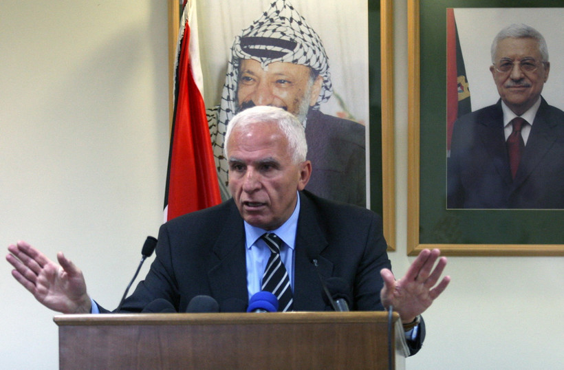 Ông Azzam al-Ahmed, chỉ huy cấp cao của Phong trào Fatah, trong cuộc họp báo tại Ramallah, Bờ Tây. (Ảnh: AFP/TTXVN)