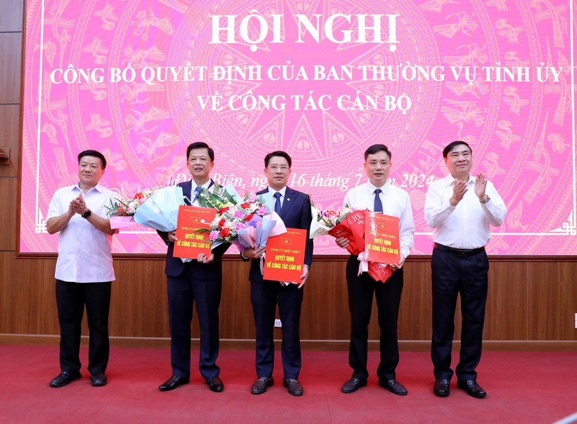 Bí thư Tỉnh ủy Điện Biên Trần Quốc Cường (phải) và Chủ tịch Hội đồng Nhân dân tỉnh Điện Biên Lò Văn Phương trao Quyết định và hoa chúc mừng các đồng chí được bổ nhiệm vị trí công tác mới. (Ảnh: Trung Kiên/TTXVN)