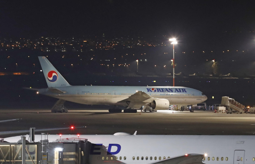 Máy bay của Hàn Quốc đậu tại sân bay quốc tế Ben Gurion ở Tel Aviv, Israel ngày 22/2/2020. (Ảnh: AFP/TTXVN)