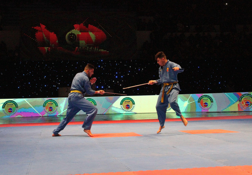 Biểu diễn kiếm thuật Vovinam-Việt võ đạo của thí sinh tại Chung kết Giải vô địch quốc gia Vovinam Việt võ đạo lần thứ 17. (Ảnh: Tấn Đạt/TTXVN) 