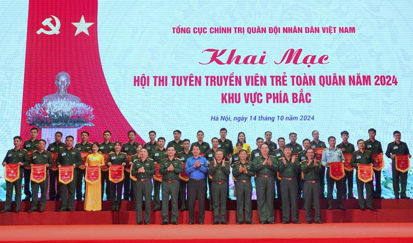 Đại diện các đội thi nhận Cờ lưu niệm. (Ảnh: Hiền Hạnh/TTXVN)