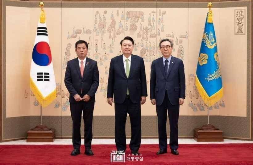 Tổng thống Hàn Quốc Yoon Seok Yeol và Bộ trưởng Ngoại giao Cho Tae Yul tiếp Đại sứ Vũ Hồ. (Ảnh: Văn phòng Tổng thống Hàn Quốc/TTXVN phát)