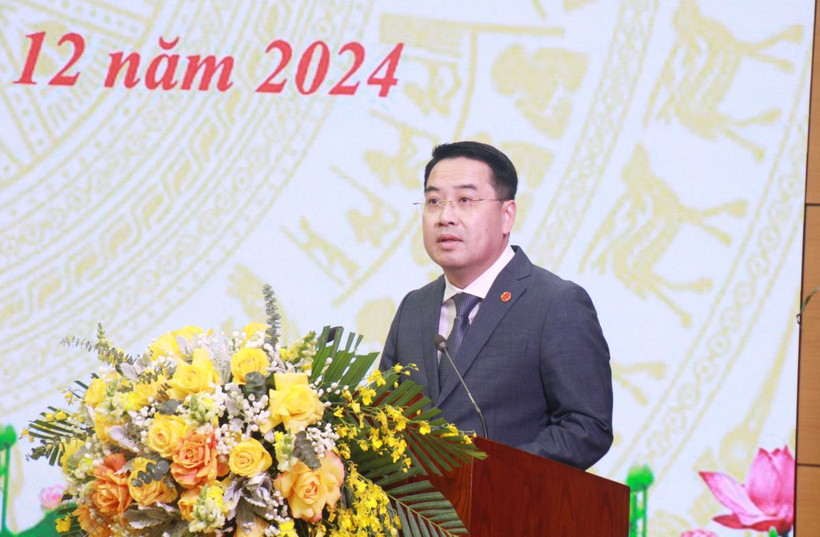 Tân Chủ tịch UBND tỉnh Yên Bái Nguyễn Tuấn Anh phát biểu tại Kỳ họp. (Ảnh: Đinh Thùy/TTXVN)