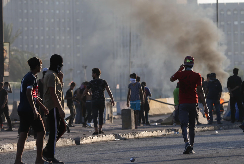 Người biểu tình đốt phá tại thủ đô Baghdad, Iraq ngày 5/10/2019. (Ảnh: THX/TTXVN)