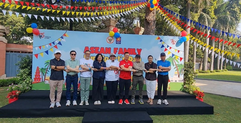 Các đại sứ ASEAN chụp ảnh kỷ niệm tại Ngày hội thể thao và gia đình. (Ảnh: Ngọc Thúy/TTXVN)