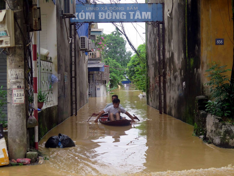 Người dân xã Đồng Bẩm, thành phố Thái Nguyên phải di chuyển bằng thuyền. (Ảnh: Thu Hằng/TTXVN)