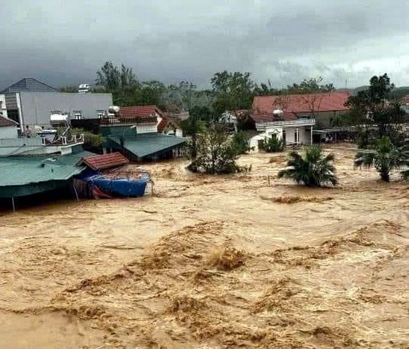 Lũ tràn công trình thuỷ lợi Hà Thanh, xã Đông Hải, huyện Tiên Yên, gây ngập lụt khu dân cư. (Ảnh: TTXVN phát)