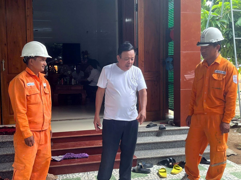 Công nhân nhanh trí cứu sống người dân bị điện giật đã ngưng thở