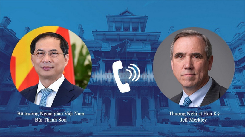 Bộ trưởng Bộ Ngoại giao Bùi Thanh Sơn điện đàm với Thượng Nghị sỹ Jeff Merkley, Chủ tịch Tiểu ban Nội vụ, Môi trường và các cơ quan liên quan thuộc Ủy ban Chuẩn chi Thượng viện Hoa Kỳ. (Ảnh: TTXVN phát)