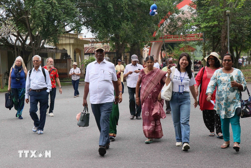 Du khách Ấn Độ tham quan Việt Nam. (Nguồn: TTXVN)