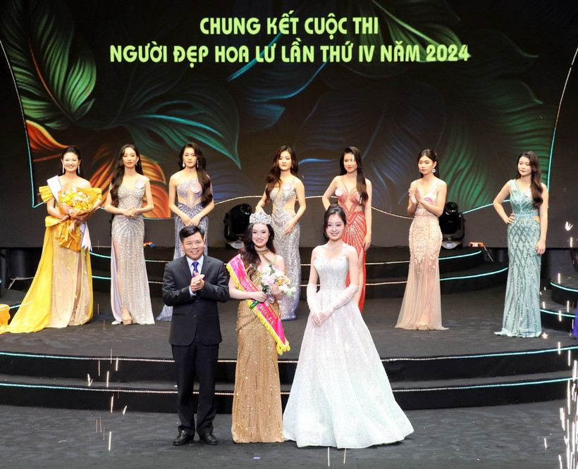 Thí sinh Phạm Hải Anh, số báo danh 06 đã xuất sắc vượt qua 17 thí sinh trong đêm chung kết để giành danh hiệu Người đẹp Hoa Lư năm 2024. (Ảnh: Thùy Dung/TTXVN)