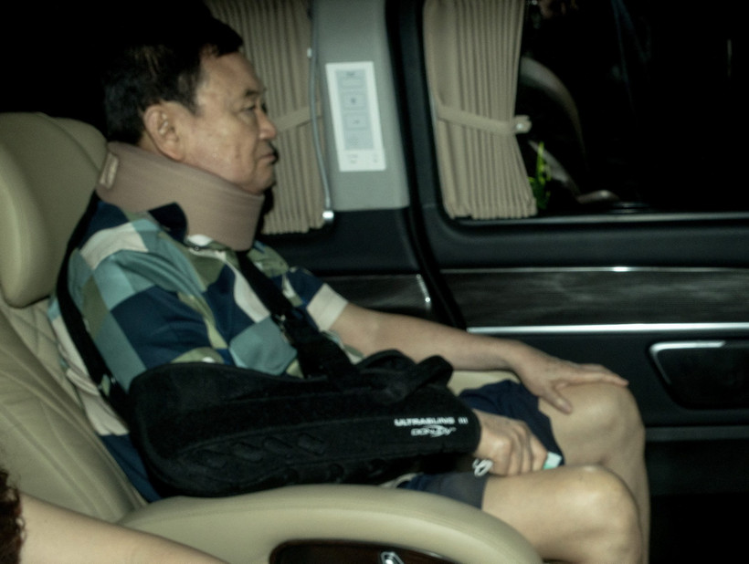 Cựu Thủ tướng Thái Lan Thaksin Shinawatra trở về tư dinh sau khi được trả tự do, tại Bangkok ngày 18/2/2024. (Ảnh: AFP/TTXVN)