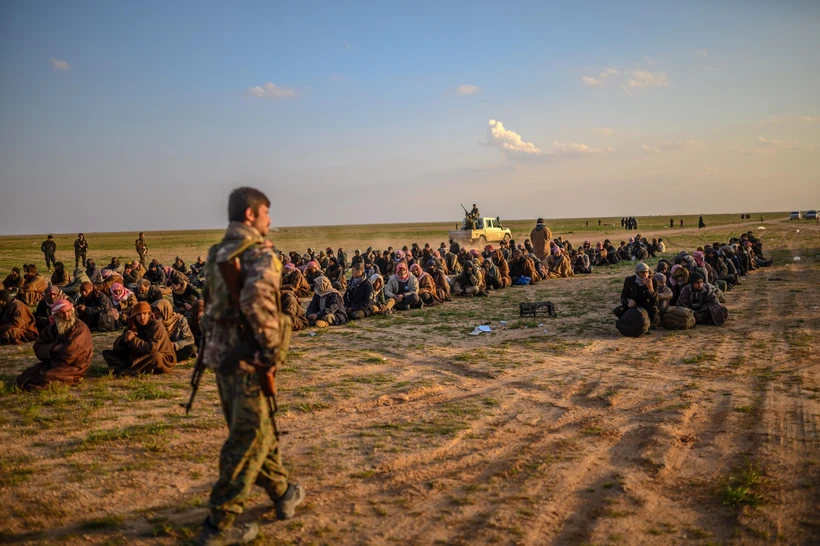 Các tay súng IS đầu hàng Lực lượng Dân chủ Syria được Mỹ hậu thuẫn tại Baghouz, miền Đông Syria ngày 22/2/2019. (Ảnh: AFP/TTXVN)