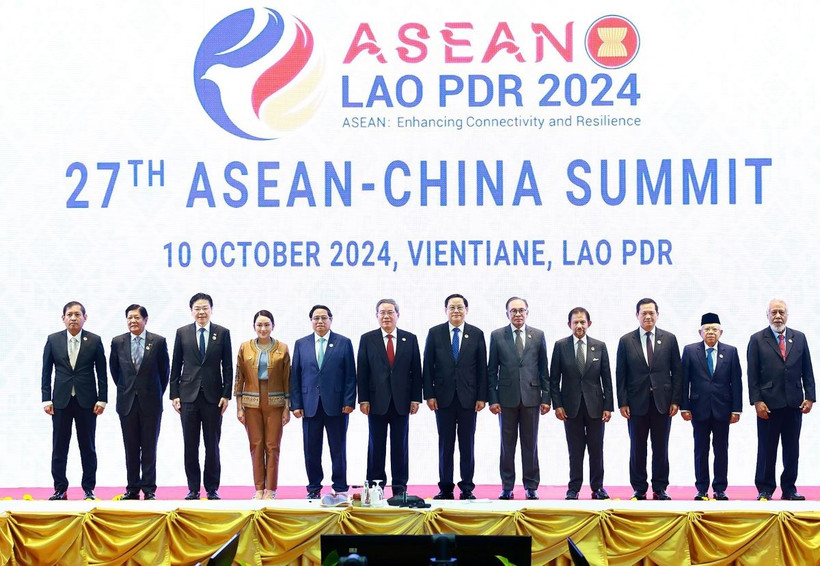 Thủ tướng Phạm Minh Chính cùng Trưởng đoàn các nước ASEAN và Thủ tướng Trung Quốc Lý Cường chụp ảnh chung. (Ảnh: Dương Giang/TXVN)