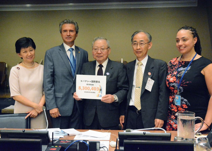 Tổng thư ký tổ chức Nihon Hidankyo, ông Sueichi Kido (giữa) gửi bản kiến nghị với 8,3 triệu chữ ký kêu gọi loại bỏ vũ khí hạt nhân, tại trụ sở Liên hợp quốc ở New York, Mỹ, ngày 10/10/2018. (Ảnh: Kyodo/TTXVN)