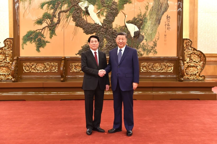 【写真①】ルオン・クオン同志とベトナム共産党代表団と会見する中国の習近平総書記・国家主席（ベトナム通信社）