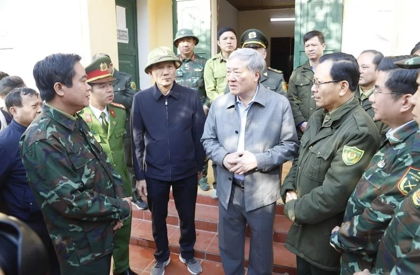 Ủy viên Bộ Chính trị Nguyễn Hòa Bình động viên các lực lượng tham gia chữa cháy rừng. (Ảnh: Quốc Khánh/TTXVN)