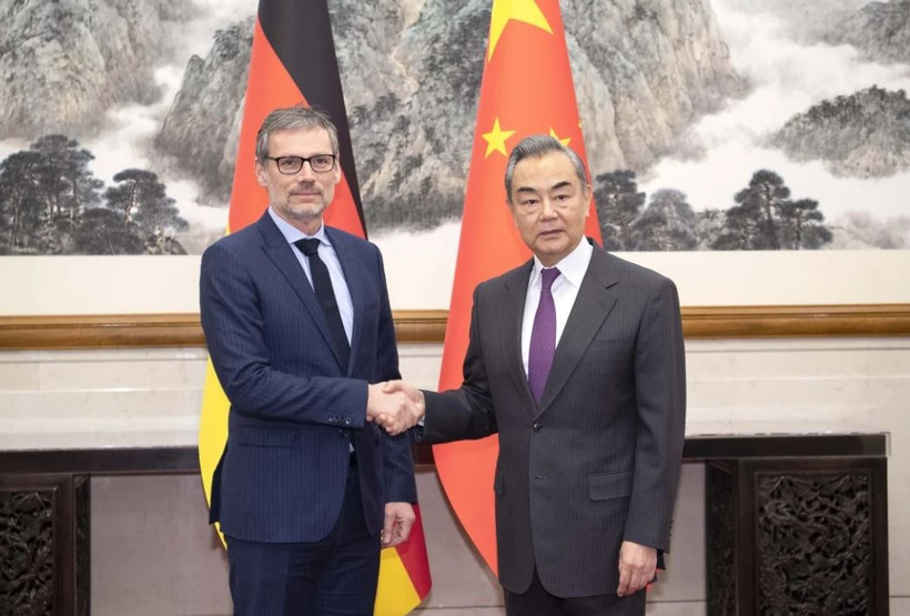 Ông Vương Nghị (phải) và ông Jens Plotner. (Nguồn: Xinhua)