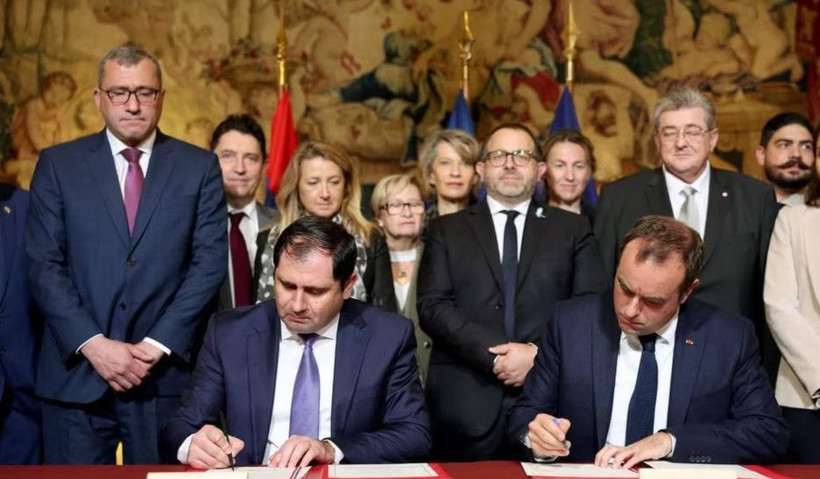 Bộ trưởng Quốc phòng Pháp Sebastien Lecornu (phải) và người đồng cấp Armenia Suren Papikian tại một buổi ký kết năm 2023. (Nguồn: azatutyun)