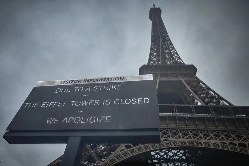 Bảng thông báo về việc đóng cửa tháp Eiffel tại Paris, Pháp ngày 19/2. (Ảnh: AFP/TTXVN)