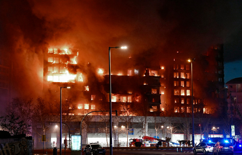Hiện trường vụ hỏa hoạn tại tòa chung cư ở Valencia, Tây Ban Nha, ngày 22/2. (Ảnh: AFP/TTXVN)