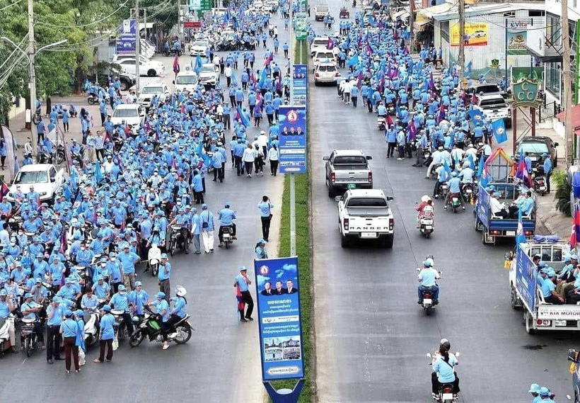 Hoạt động diễu hành vận động tranh cử của CPP tại Thủ đô Phnom Penh, sáng 10/02/2024. (Ảnh: TTXVN phát)