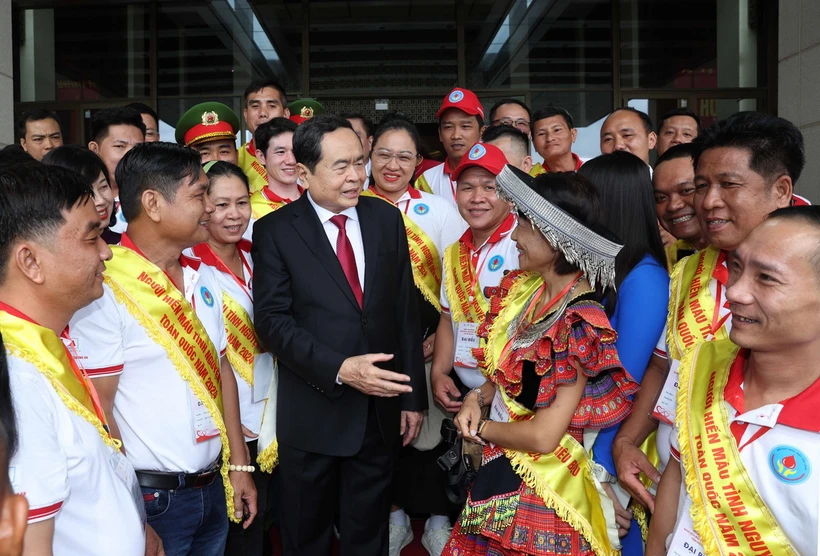 Chủ tịch Quốc hội Trần Thanh Mẫn với đại biểu người hiến máu tình nguyện tiêu biểu toàn quốc năm 2024. (Ảnh: Thống Nhất/TTXVN)