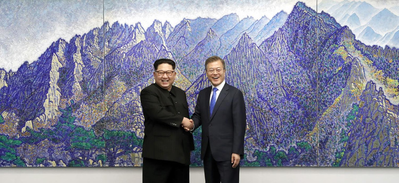 Tổng thống Hàn Quốc Moon Jae-in (phải) trong cuộc gặp thượng đỉnh lịch sử với Nhà lãnh đạo Triều Tiên Kim Jong-un tại Panmunjom ngày 27/4/2018. (Ảnh: Yonhap/TTXVN)