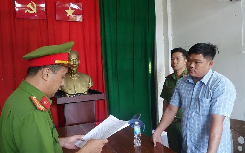 Công an tỉnh An Giang thi hành quyết định khởi tố và lệnh bắt tạm giam bị can Nguyễn Văn Giỏi. (Ảnh: TTXVN phát)