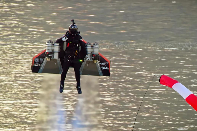 Thiết bị phản lực đã đẩy Vince Reffet lên độ cao 1.800m. (Nguồn: nypost.com)