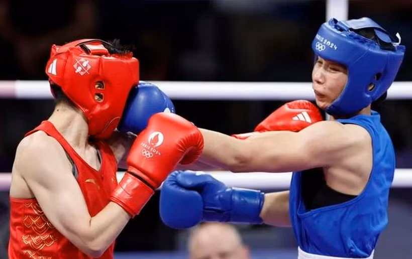 Võ sỹ boxing Hà Thị Linh (áo xanh). (Ảnh: Hoàng Linh/TTXVN)