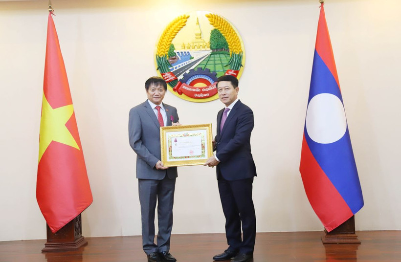 Phó Thủ tướng Lào Saleumxay Kommasith (phải) trao tặng Huân chương Tự do hạng Ba cho Đại sứ Việt Nam tại Lào Nguyễn Bá Hùng. (Ảnh: Xuân Tú/TTXVN)