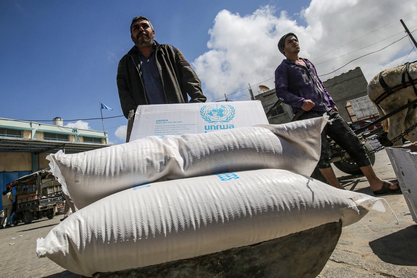 Người dân Palestine nhận hàng viện trợ từ UNRWA, tại Dải Gaza ngày 9/3/2020. (Ảnh: AFP/TTXVN)