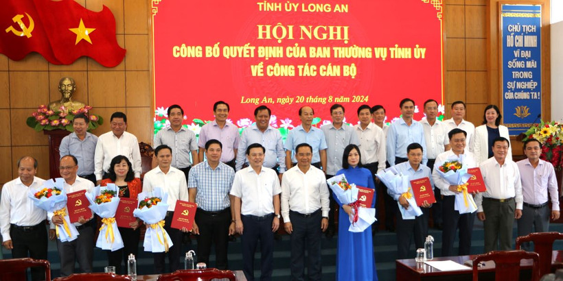 Ban Thường vụ Tỉnh ủy Long An trao Quyết định bổ nhiệm, điều động cán bộ lãnh đạo. (Ảnh: Thanh Bình/TTXVN)