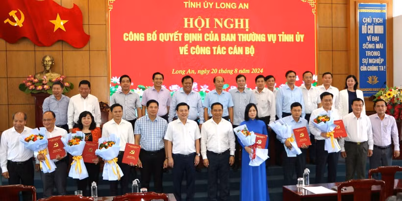 Ban Thường vụ Tỉnh ủy Long An trao Quyết định bổ nhiệm, điều động cán bộ lãnh đạo. (Ảnh: Thanh Bình/TTXVN)