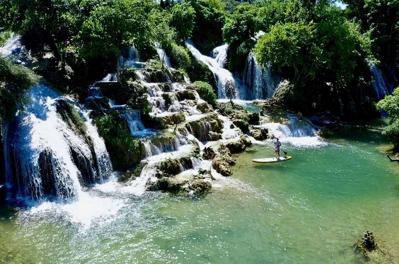 Trong khu vực Công viên địa chất toàn cầu non nước Cao Bằng được UNESCO công nhận có rất nhiều thắng cảnh đẹp, trong đó có thác nước Bản Sầm ở thị trấn Hòa Thuận, huyện Quảng Hòa. (Ảnh: TTXVN phát)
