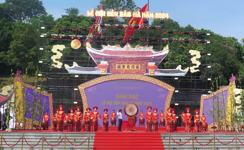 Đánh trống khai hội Đền Bảo Hà 2024. (Ảnh: Hồng Ninh/TTXVN)
