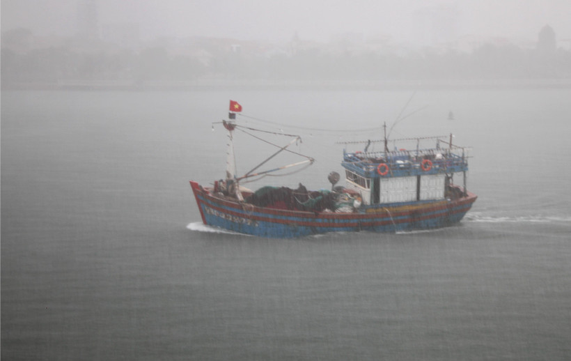 Tàu thuyền di chuyển vào neo đậu tại khu tránh trú bão Nhật Lệ. (Ảnh: Văn Tý/TTXVN)