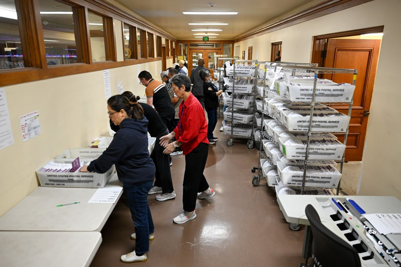 Nhân viên bầu cử tổng hợp các phiếu bầu tại bang California, Mỹ. (Ảnh: AA/TTXVN)