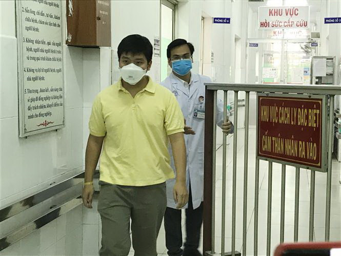 Bệnh nhân Li Zichao (28 tuổi, quốc tịch Trung Quốc) xuất viện ngày 4/2. (Ảnh: Đinh Hằng/TTXVN)