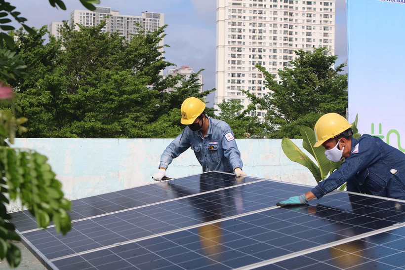 Công nhân Tổng công ty Điện lực Thành phố Hồ Chí Minh lắp đặt điện năng lượng mặt trời tại công trình Nhà thiếu nhi Quận 4. 9Ảnh: Thanh Vũ/TTXVN)