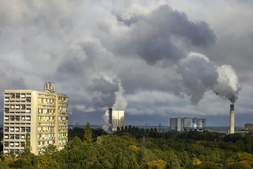 Khói bốc lên từ một nhà máy xử lý rác thải ở Berlin, Đức. (Ảnh: AFP/TTXVN)