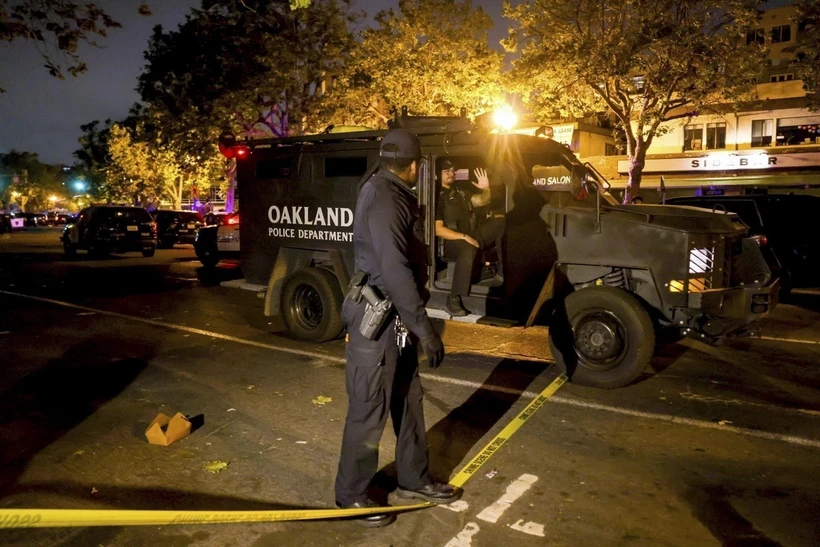 Cảnh sát phong tỏa hiện trường vụ nổ súng ở Oakland, bang California, Mỹ. (Ảnh: AP/TTXVN)