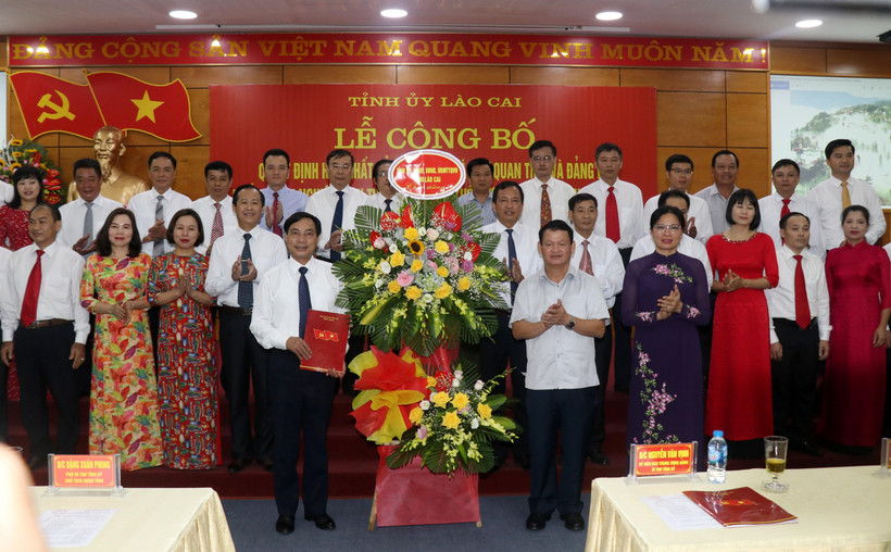 Bí Thư tỉnh ủy Lào Cai Nguyễn Văn Vịnh (phải) trao Quyết định và tặng hoa chúc mừng Ban Chấp hành Đảng bộ Khối cơ quan-doanh nghiệp tỉnh. (Ảnh: Quốc Khánh/TTXVN)