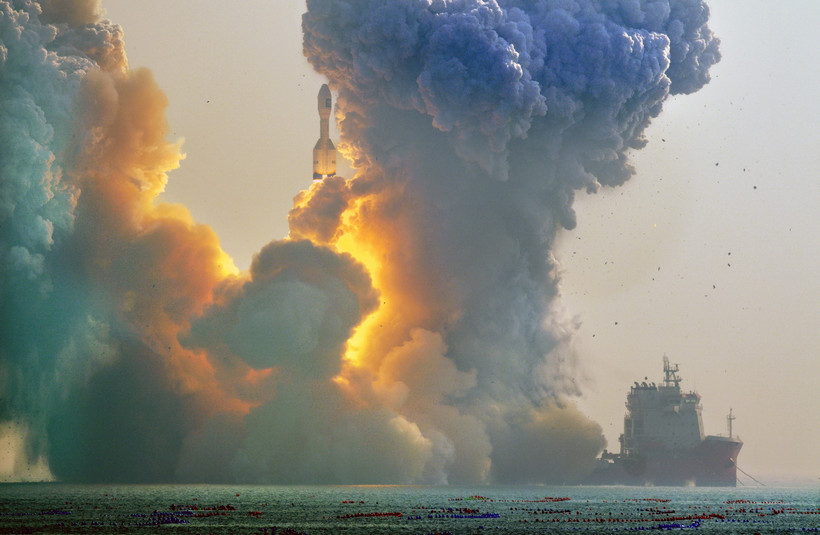 Tên lửa Gravity-1 mang theo 3 vệ tinh viễn thám rời bệ phóng ở ngoài khơi bờ biển tỉnh Sơn Đông, Trung Quốc, ngày 11/1. (Ảnh: THX/TTXVN)