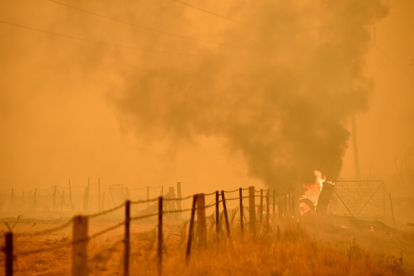 Khói bốc lên từ đám cháy rừng ở Bumbalong, Australia ngày 2/2/2020. (Ảnh: AFP/TTXVN)