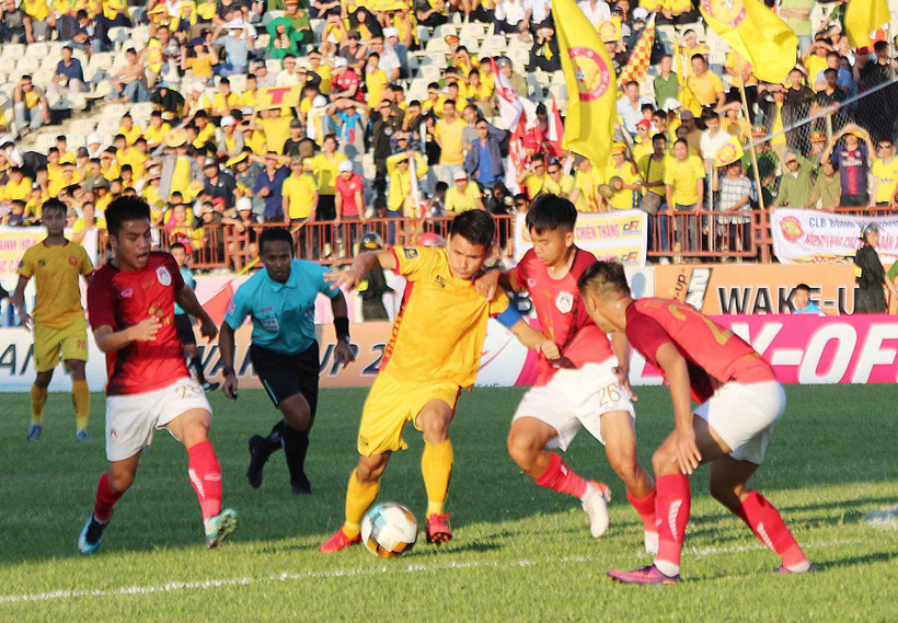 Một pha tranh bóng giữa các cầu thủ Phố Hiến và Thanh Hóa ở V-League. (Ảnh: Nguyễn Oanh/TTXVN)